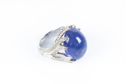 Bague en or blanc griffes stylisées serties...