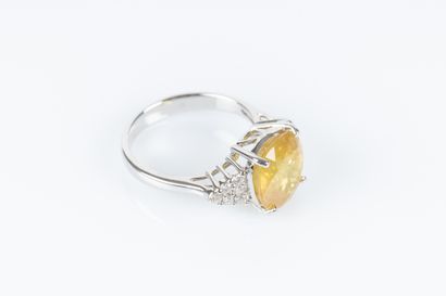 Bague en or blanc sertie d'un saphir jaune...