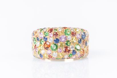 Bague en or pavé de diamants de saphirs multicolores....