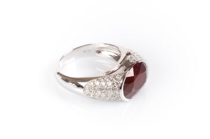 Bague jonc en or blanc centrée en demi clos...