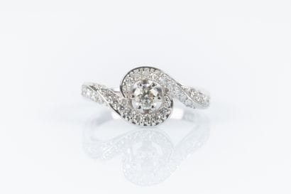 Bague tourbillon en or blanc sertie d'un...