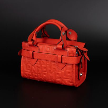 LONGCHAMP. Sac à main en cuir grainé rouge....