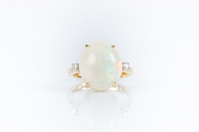 Bague en or sertie d'une opale ovale cabochon...