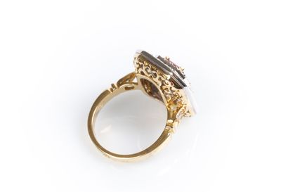 Bague en or de deux tons sertie d'un rubis...