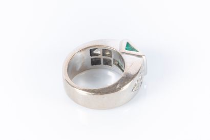 Bague en or gris sertie d'une émeraude rectangulaire...