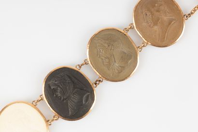 Bracelet en or rose (14 K) orné de 9 camées...