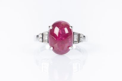 Bague en or gris sertie d'un rubis cabochon...