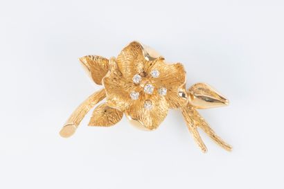 Broche fleur en or, le pistil orné de 3 diamants...