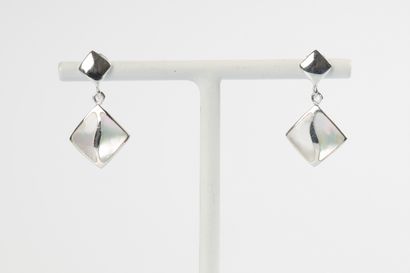Paire de boucles d'oreilles en argent massif...