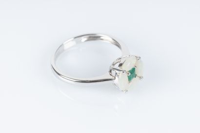 Bague fleurs en or blanc sertie d'une émeraude...