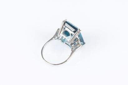 Bague en or blanc sertie d'une importante...