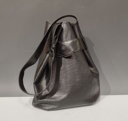 LOUIS VUITTON. Sac d'épaule en cuir épi et...