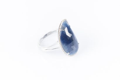 Bague en or gris sertie d'un saphir facetté...