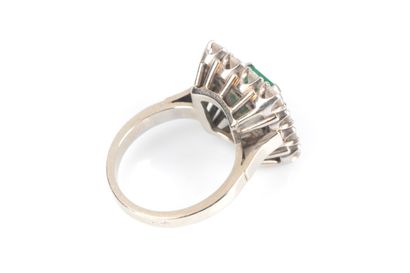 Bague en or gris et platine sertie d'une...