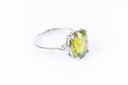 Bague en or gris sertie d'un péridot ovale...