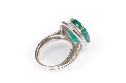 Importante bague en or de deux tons sertie...