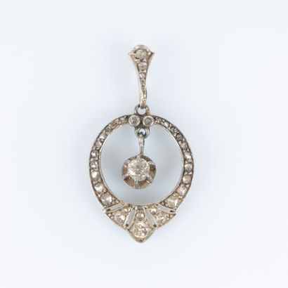Pendentif en or gris serti de diamants taille...