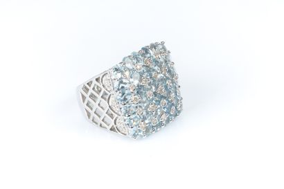 Bague en or gris carrée sertie de 36 aigues...