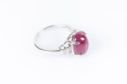 Bague en or gris sertie d'un rubis cabochon...