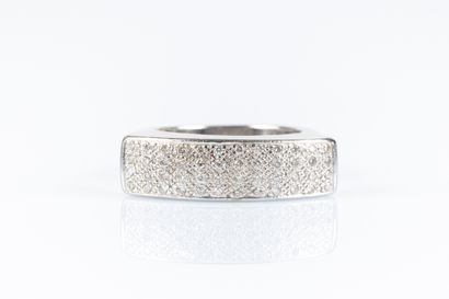 Bague en or blanc cossue sertie de diamants...