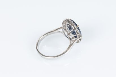 Bague en or blanc sertie d'un saphir ovale...