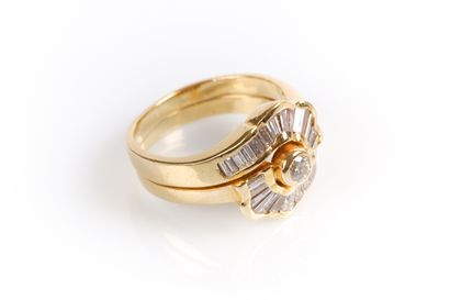 Bague fleurs double anneau en or centrée...