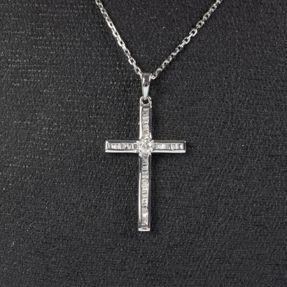 Croix en or blanc sertie de diamants baguettes...