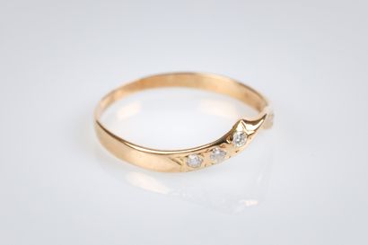Bague en or sertie de 3 diamants ronds. Or...