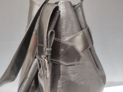 LOUIS VUITTON. Sac d'épaule en cuir épi et...