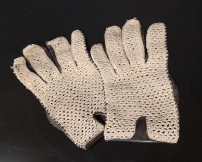 HERMES. Paire de gants en cuir lisse marron...