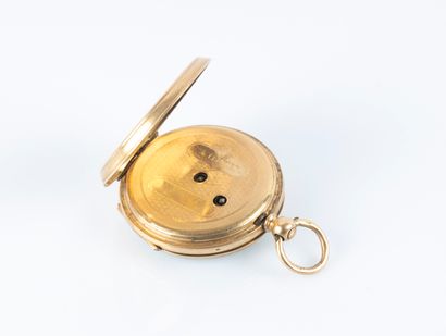 Montre de col en or guilloché, le cache-poussière...
