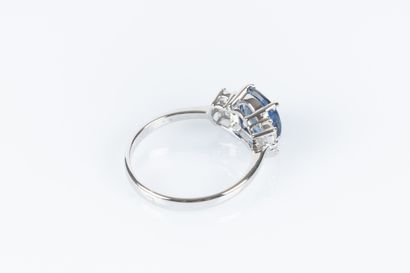 Bague en or blanc sertie d'un saphir de Ceylan...