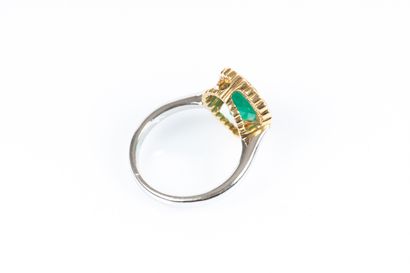 Bague en or de deux tons sertie d'une émeraude...