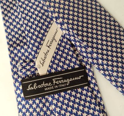 2 cravates: HERMES et FERRAGAMO, dominante...