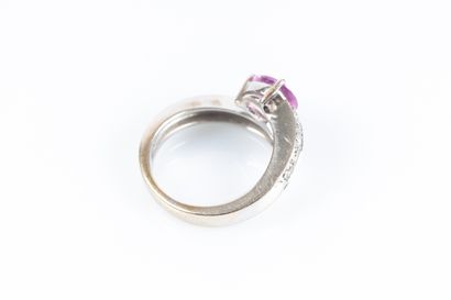 Bague en or gris sertie d'un saphir rose...