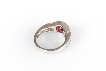 Bague en or blanc centrée en demi clos d'un...
