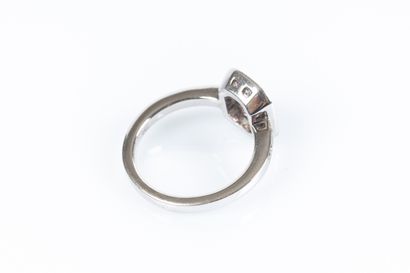 Bague en or blanc centrée d'un saphir rose...