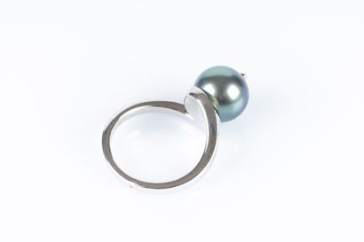 Bague en or blanc anneau mouvementé rehaussé...