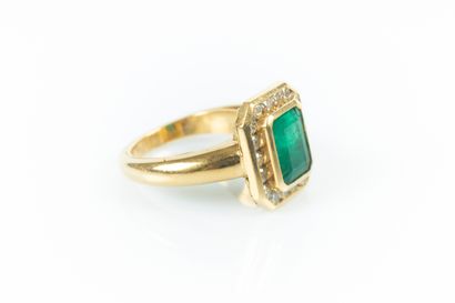 Bague en or ornée en serti clos d'une émeraude...