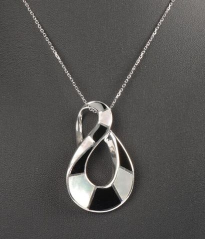 Pendentif en argent massif sur sa chaine...