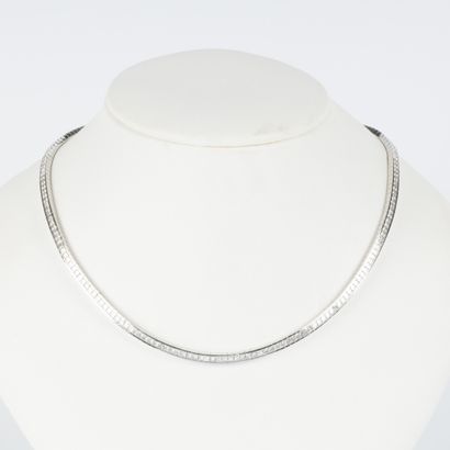 Collier ligne en or blanc serti de 195 diamants...