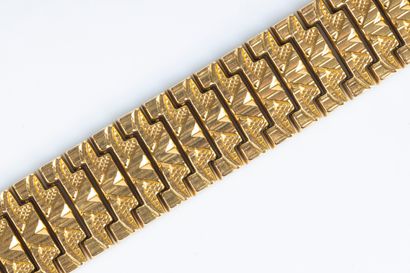 Bracelet articulé en or à motifs géométriques....