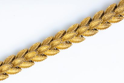Bracelet articulé en or à motifs de feuillages....
