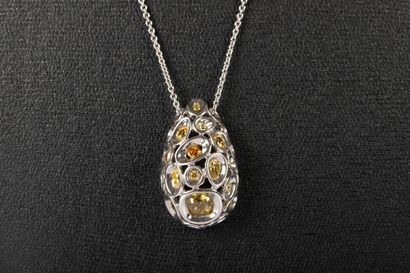 Pendentif en or blanc serti alvéolé de 20...