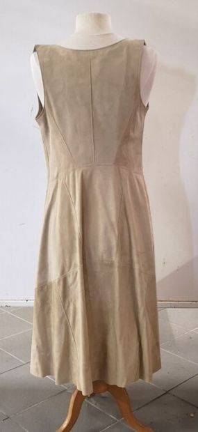 HERMES. Robe chasuble en veau sable, boutons...