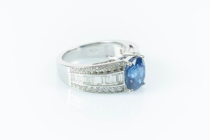 Bague en or blanc en son centre un saphir...