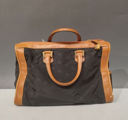 DIOR. Sac week-end en cuir lisse camel et...
