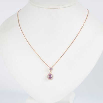 Collier en or rose orné d'un saphir rose...