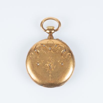 Montre de col en or sertie de petits diamants,...