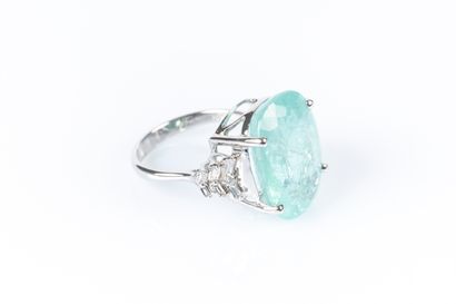 Bague en or gris sertie d'une tourmaline...